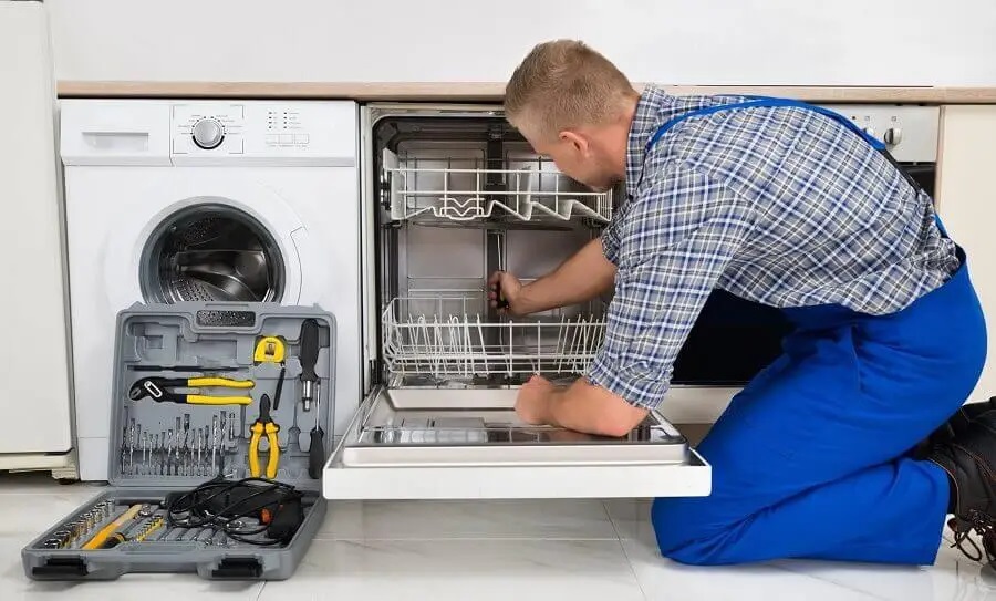 Söğütlü Maytag servisi teknisyen ekibi beyaz eşya tamiri yaparken